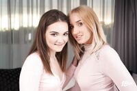 Purr Simona, Sofie Otis - 18 VR