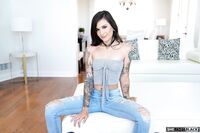 Luna Lovely - She Loves Black