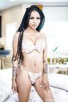 Laura Bentley, Cali Sweets - Use POV