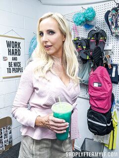 Sophia West - Shoplyfter Mylf
