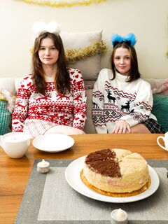 Akina Asmus , Janyk Brones - Club Sweethearts