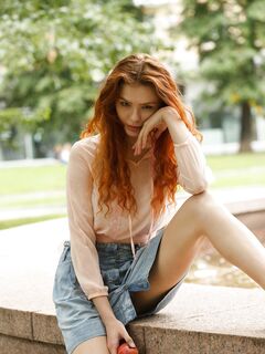 Kari Pitinova - Arm Wrestles Wife (Zishy)