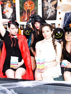 Nice Viki , Amelia Ost , Roxy Muroy , Cherry Black - Club SweetHearts