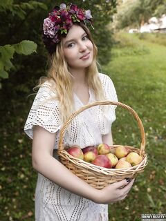 Nikoleta - Showy Beauty