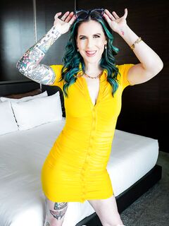 Nikki Zee, Jessica Aaren - Mom Swap