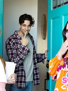 Daisy Phoenix, Kimmie Haze - Cum Swapping Sis